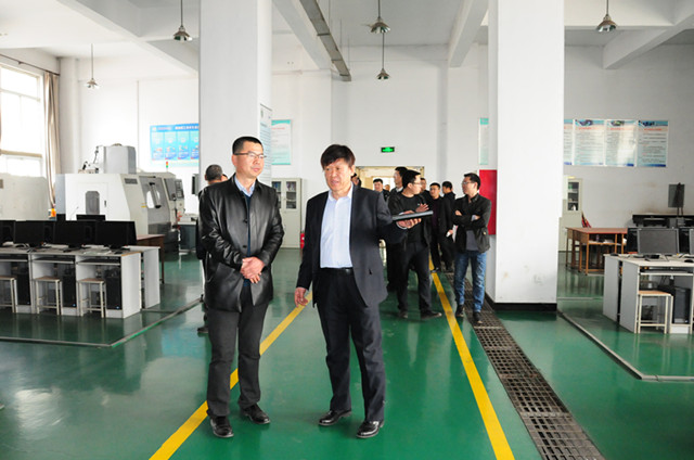6.李晉校長為胡海平校長詳細介紹實訓(xùn)基地_副本.jpg