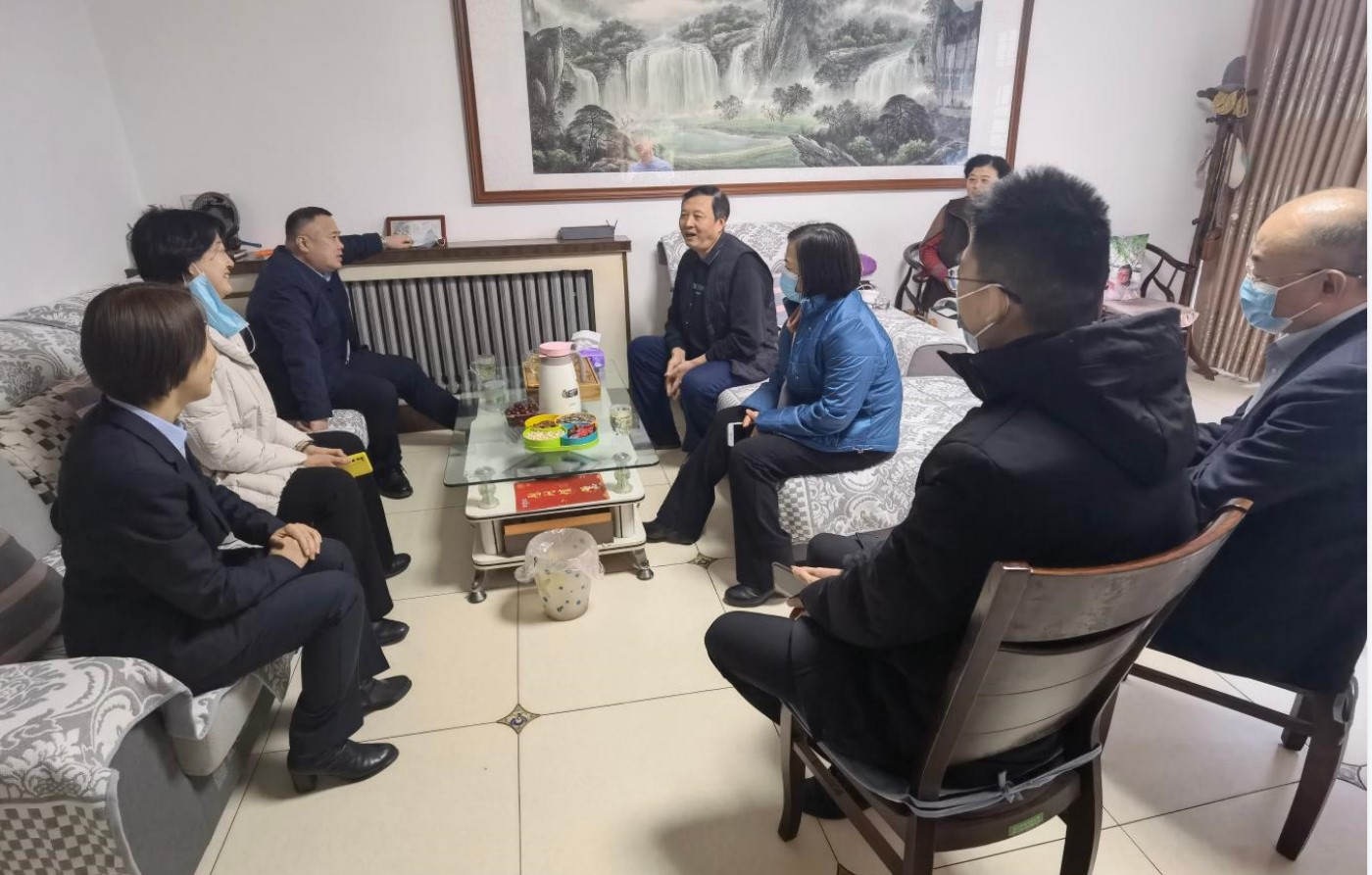 董事長(zhǎng)一行走訪慰問困難家庭和退休老干部